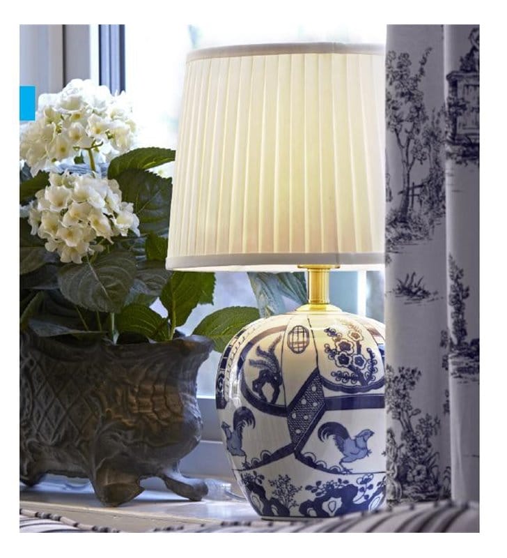Lampa stołowa Goteborg stylowa z ceramiczną dekorowaną podstawą biały abażur tekstylny