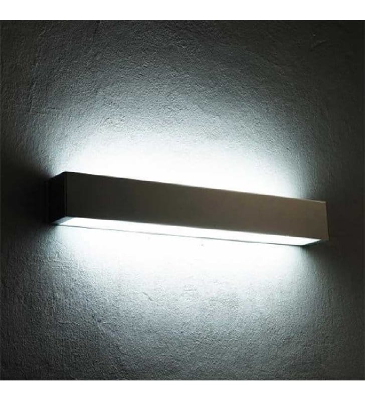 Kinkiet Archo C podłużny nowoczesny w kolorze aluminium pionowy strumień światła