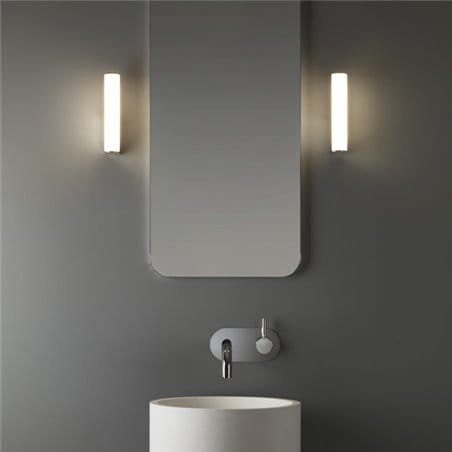 Chromowany kinkiet łazienkowy oświetlający lustro toaletkę Domino