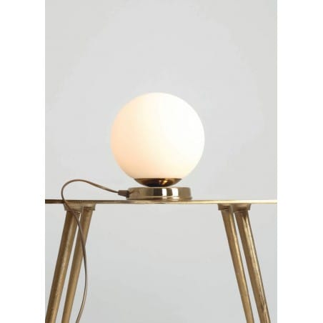 Okrągła mała lampka stołowa nocna Ball podstawa kolor mosiądz biały okrągły klosz włącznik na kablu
