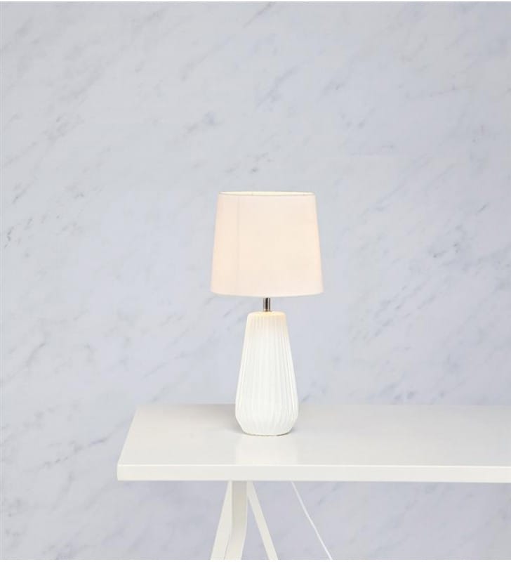 Lampa stołowa Nicci biała podstawa z ceramiki abażur tekstylny do salonu sypialni na komodę stolik nocny