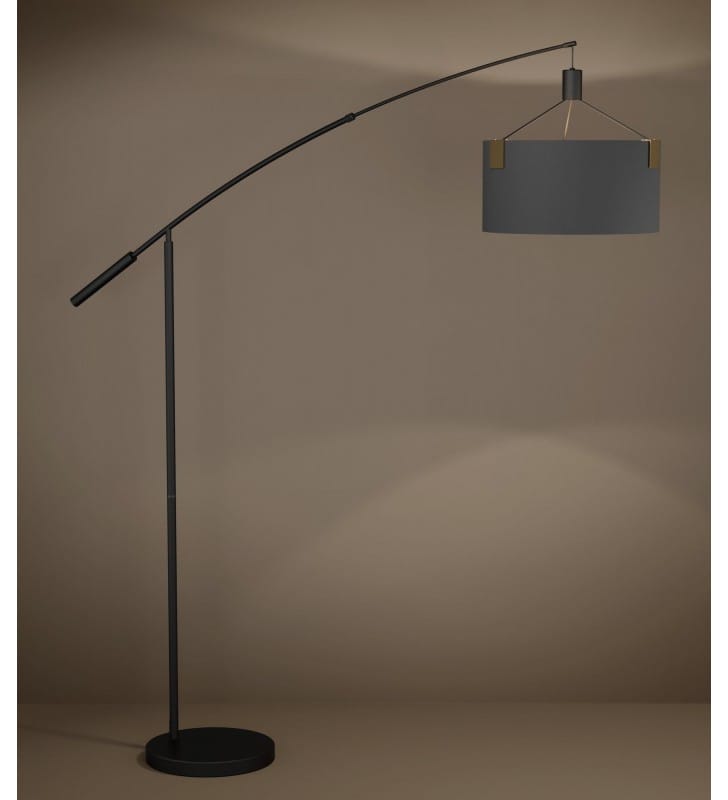 Lampa podłogowa na wysięgniku Tortola1 czarna abażur z mosiężnym wykończeniem np. nad sofę do salonu