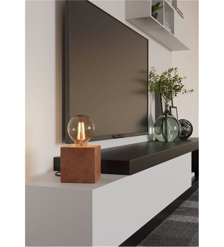 Mała lampa stołowa Prestwick2 metalowa kostka kasztanowa minimalistyczna