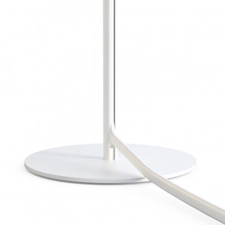Biała minimalistyczna lampa stołowa z wąskim abażurem na komodę